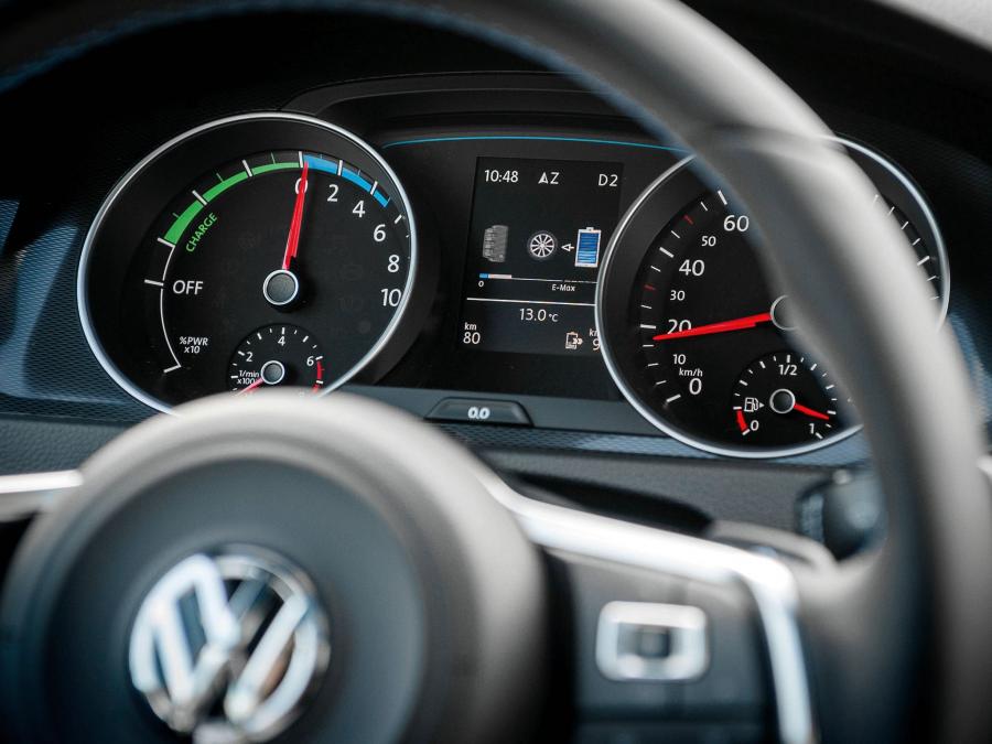 Панель приборов Volkswagen Golf GTE 5-Door 2014 года  (фото 36 из 45)